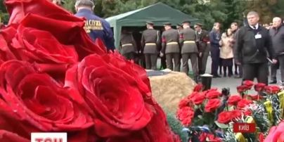 Со всеми воинскими почестями на Байковом кладбище похоронили Андрея Таранова