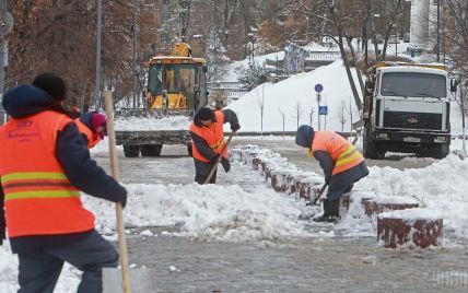 В Киеве коммунальщики под снегом бросились укладывать асфальт