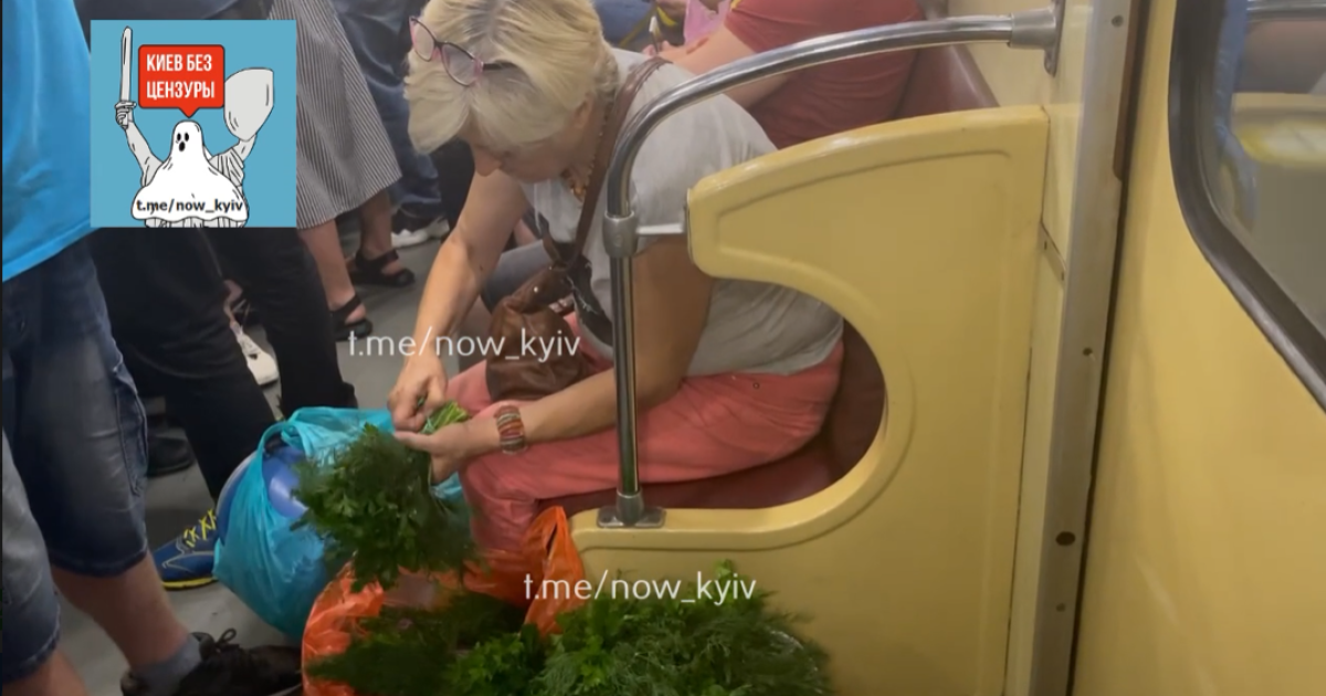 Укроп и петрушка, не выходя из вагона: в Киеве продавец без маски фасовала зелень прямо в метро (видео)