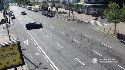 Аварія в центрі Києва: водій порушив правила та тараном влетів у кафе