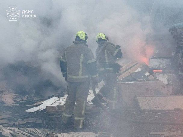Наслідки пожежі після атаки 22 вересня на Київ / © Управління ДСНС Києва