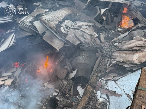 Наслідки пожежі після атаки 22 вересня на Київ / © Управління ДСНС Києва