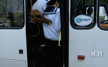 Несмотря на карантин: в Одессе пассажиры набиваются в маршрутки и едва не вываливаются из них