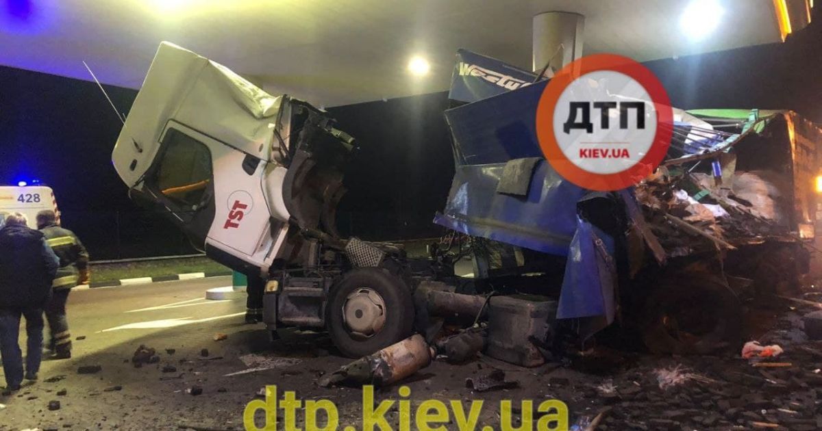 Две фуры влетели в заправку