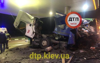 Масштабна ДТП на трасі Київ-Харків: дві вантажівки влетіли у заправку (фото)
