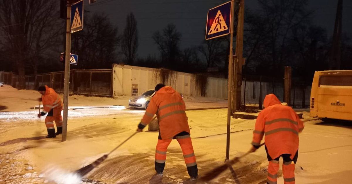 В Киеве водителей призвали отказаться от поездок на авто из-за снегопадов