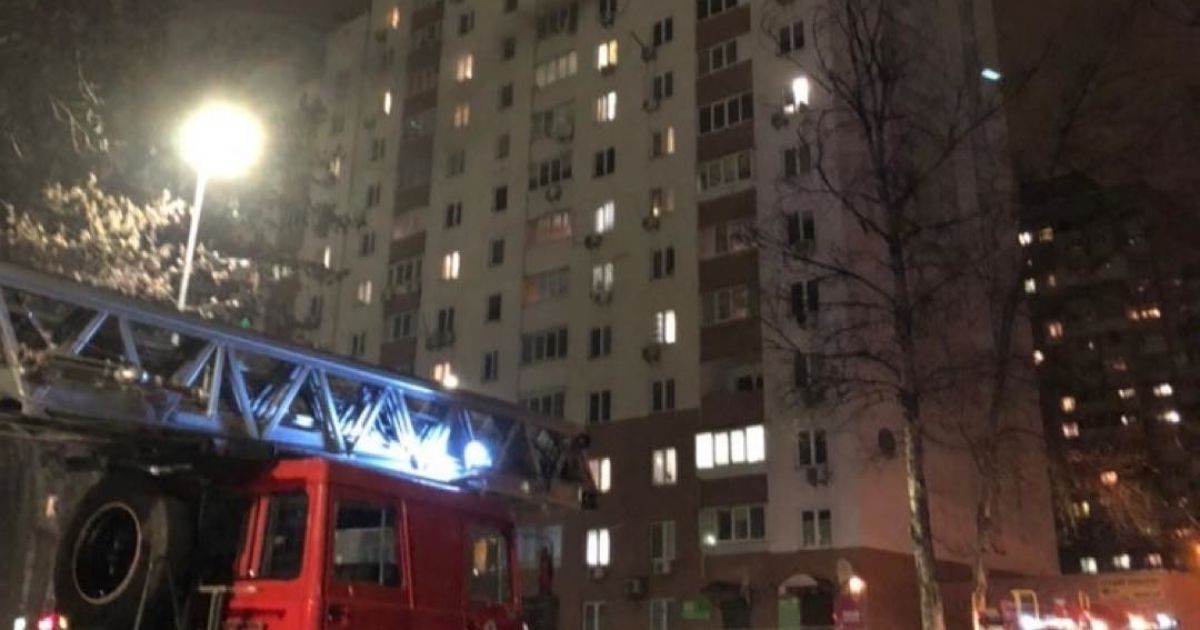 У Києві у багатоповерхівці загорілася квартира: під час її гасіння знайшли тіло чоловіка з ножовими пораненнями
