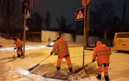 В Киеве водителей призвали отказаться от поездок на авто из-за снегопадов