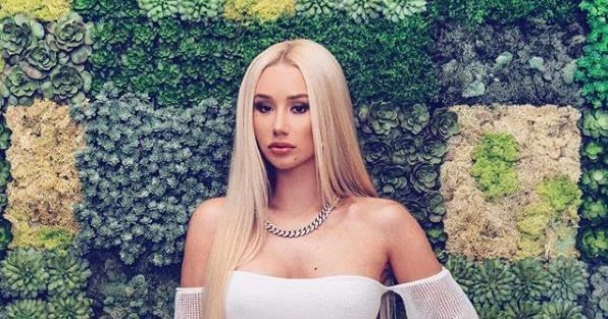 Полностью обнаженная Игги Азалия прикрыла пикантное место сумкой