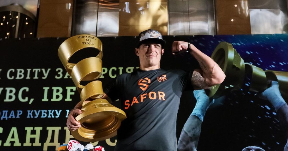Усик похвастался новеньким поясом, который он получил за победу в финале WBSS