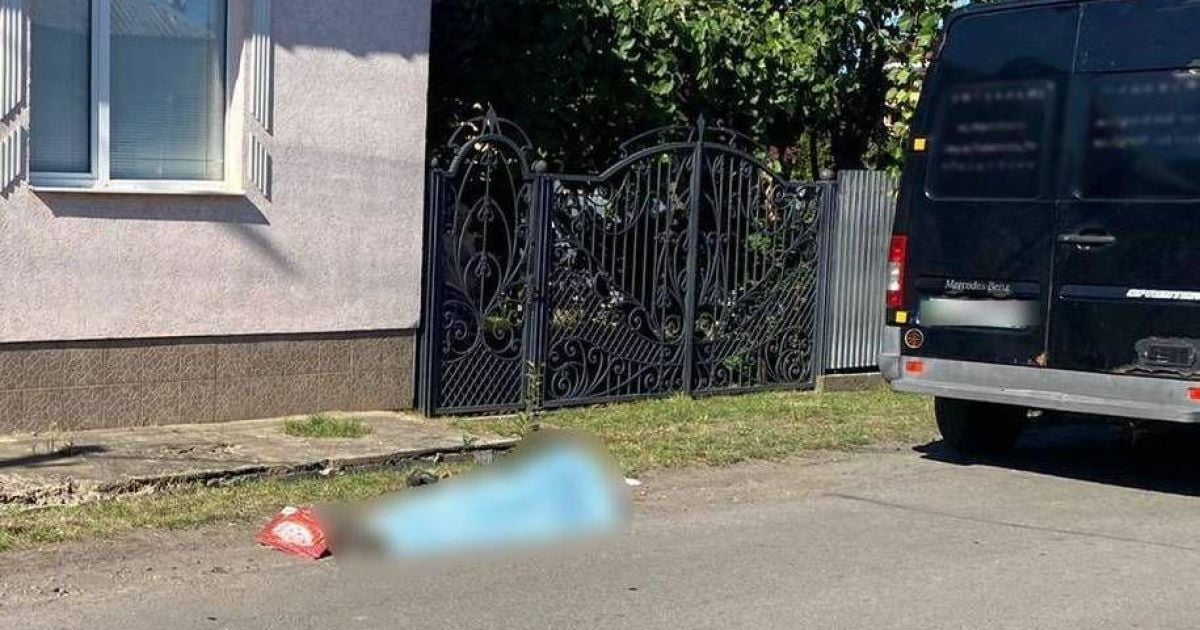 В Мукачево водитель грузовика раздавил мужчину и скрылся с места смертельного ДТП: фото