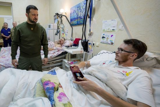 Подякував за мужність та вручив нагороди: Зеленський побував у медзакладі, де лікуються поранені українські військові