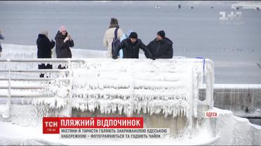Одесити насолоджуються пляжним відпочинком попри морози