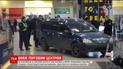 У Харкові поштовий кур'єр на авто влетів у торговий центр та трощив приміщення