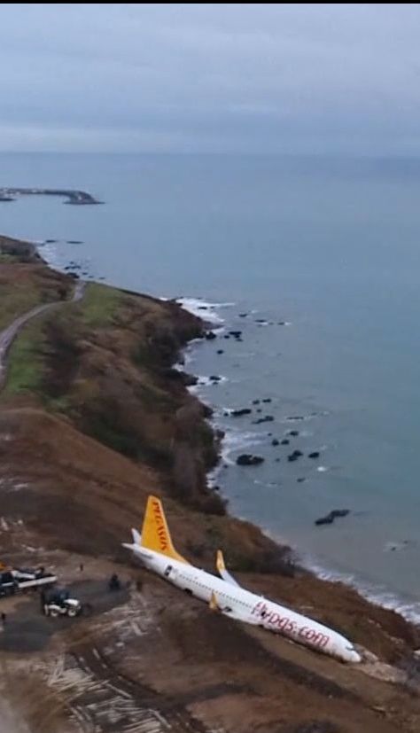 В Турции выясняют причины аварии 30-метрового "Боинга", который едва не скатился море