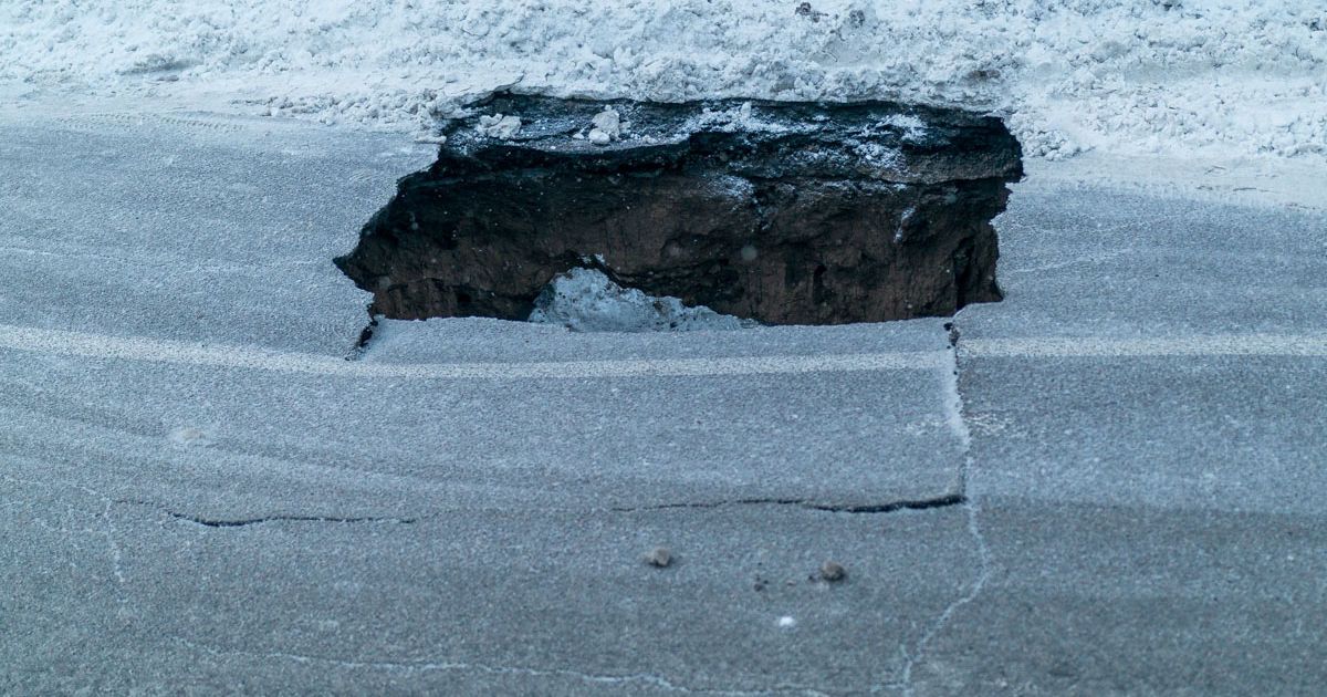 У центрі Дніпра посеред проїжджої частини раптово обвалився асфальт