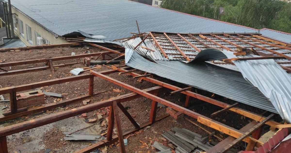 Под Ужгородом ветер сорвал часть кровли сельской амбулатории