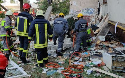 Взрыв в многоэтажке в Киеве: спасатели извлекли из-под завалов человека