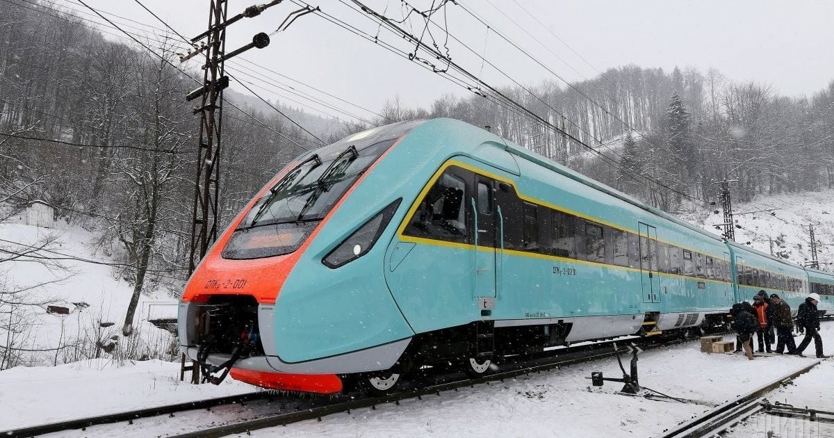 На Кировоградщине тепловоз врезался в автобус со школьниками