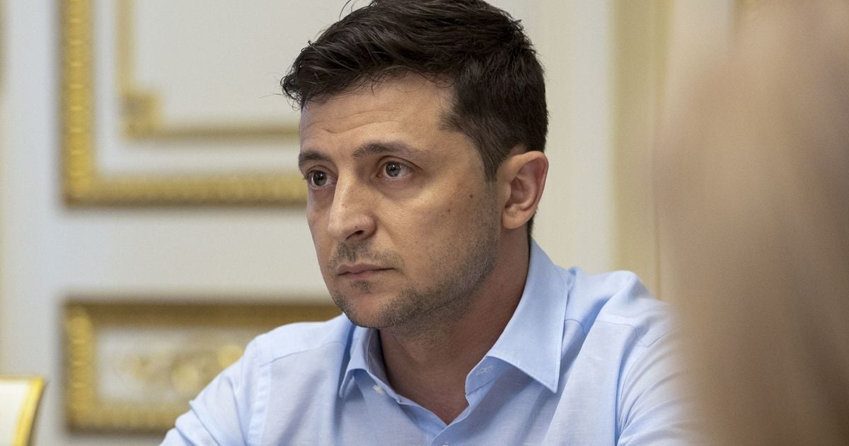 На сайті АП триває війна петицій за та проти відставки Зеленського: як їх розглядають
