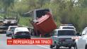 Разбитая после ДТП фура шестой день замедляет движение на трассе "Киев-Чоп"