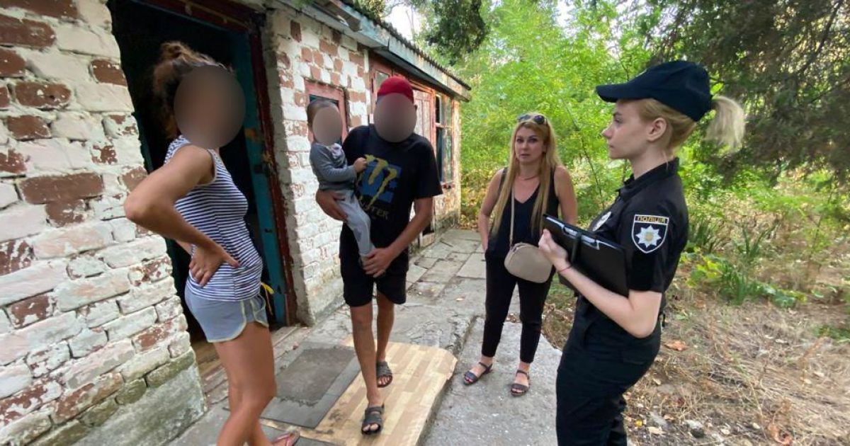 Повна антисанітарія: у Херсонській області мати жила з малюком у покинутій будівлі (фото)