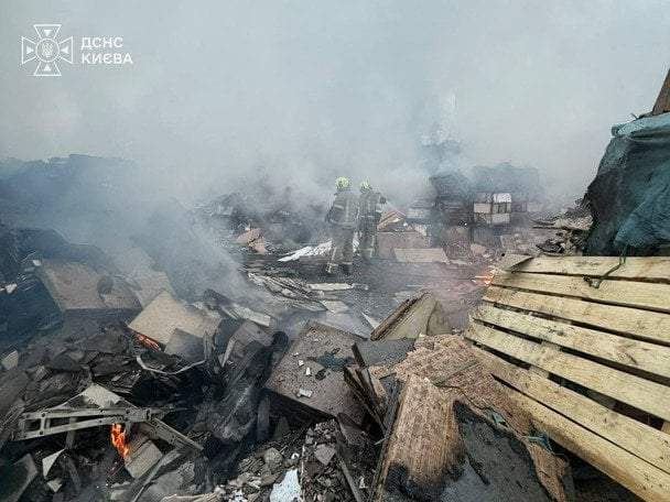 Наслідки пожежі після атаки 22 вересня на Київ / © Управління ДСНС Києва