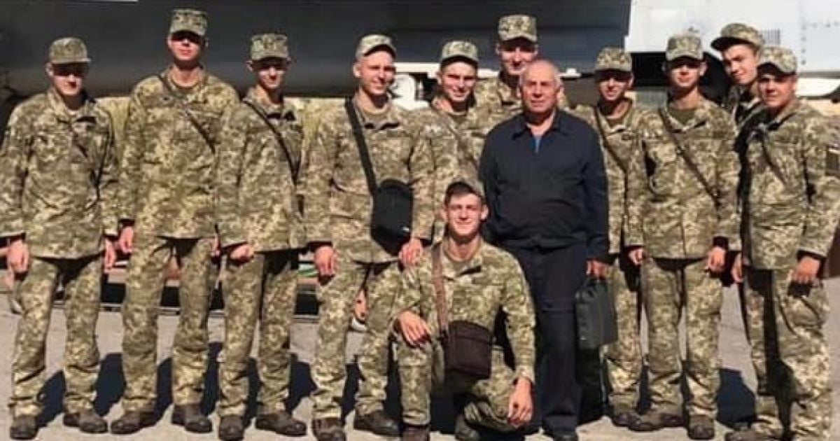 "Вони жили небом і залишились там": побратими загиблих в авіакатастрофі Ан-26 поділилися спогадами про них