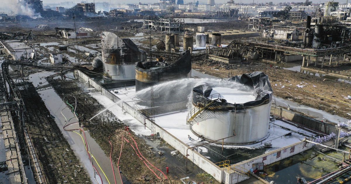 Взрыв на китайском химзаводе убило 64 человек