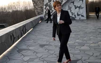 У жакеті в горошок і червоних туфлях: перший міністр Шотландії Нікола Стерджен сходила до філармонії