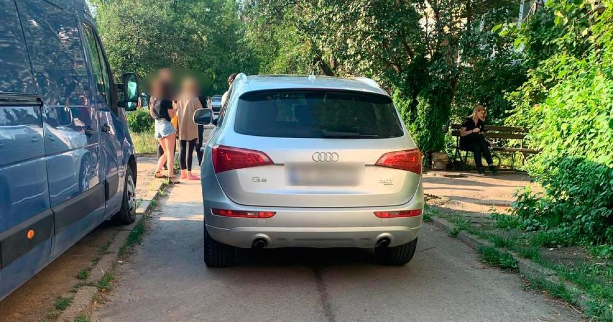 Водійка проїхалась по 9-річній дитині, яка впала на дорогу з велосипеду: моторошне відео ДТП на Буковині