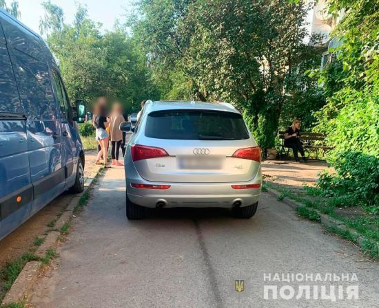 Водійка проїхалась по 9-річній дитині, яка впала на дорогу з велосипеду: моторошне відео ДТП на Буковині