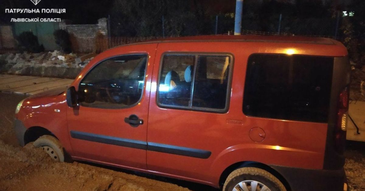 У Львові п'яний як чіп водій змісив нову бетонну дорогу