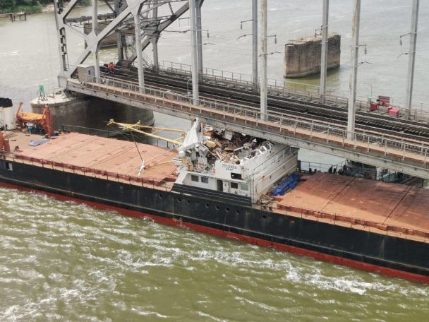 В Ростове-на-Дону сухогруз врезался в пролет моста / Фото: Baza