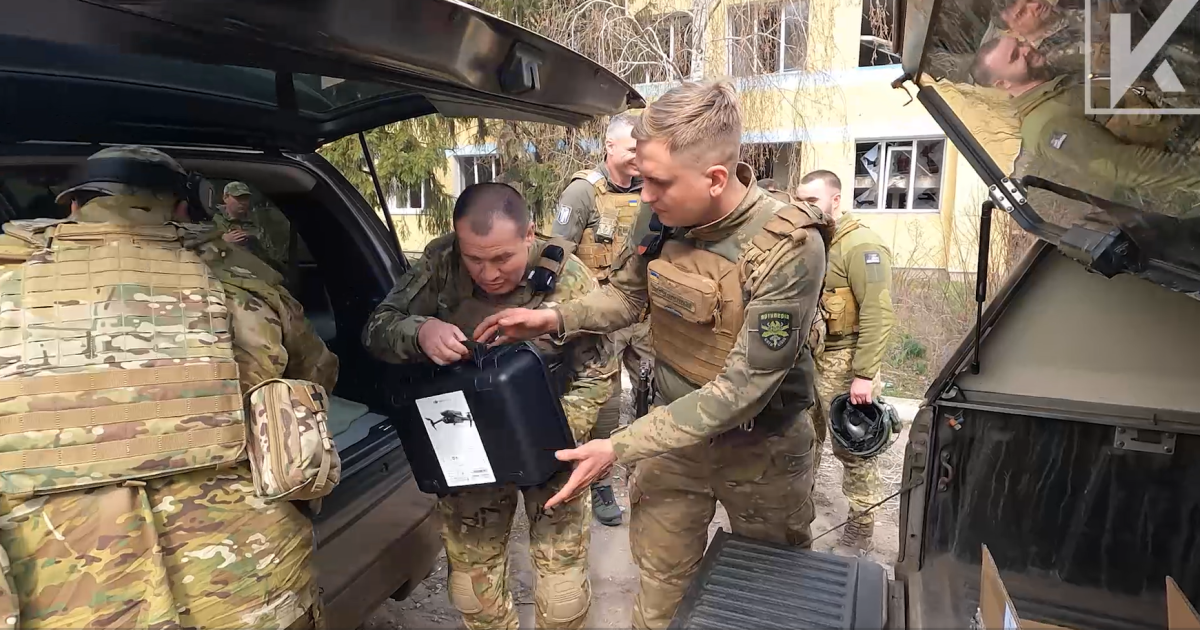 Волонтери «Української команди» доставили на передову розвідувальні дрони для бійців 72-ї ОМБР