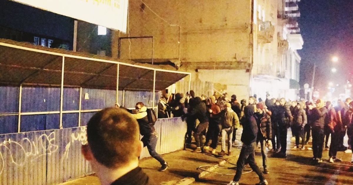 Активісти Нацкорпусу розгросили забудову у Києві_3 / © Національний корпус
