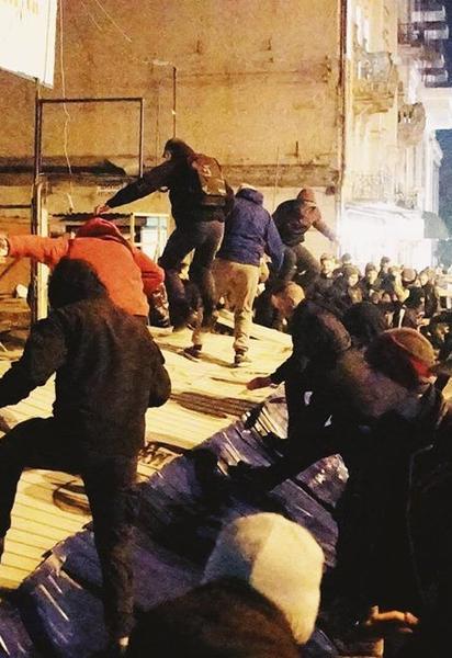 Націоналісти розтрощили будівельний майданчик на місці Сінного ринку у Києві