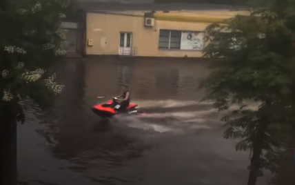 Мощный ливень в Житомире: горожане плавают по улицам на надувном матрасе и водном мотоцикле (фото, видео)