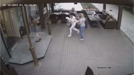 Народилися у сорочках: у Полтаві відвідувачі з дитиною за кілька секунд пішли з кафе, на яке звалилося дерево (відео)