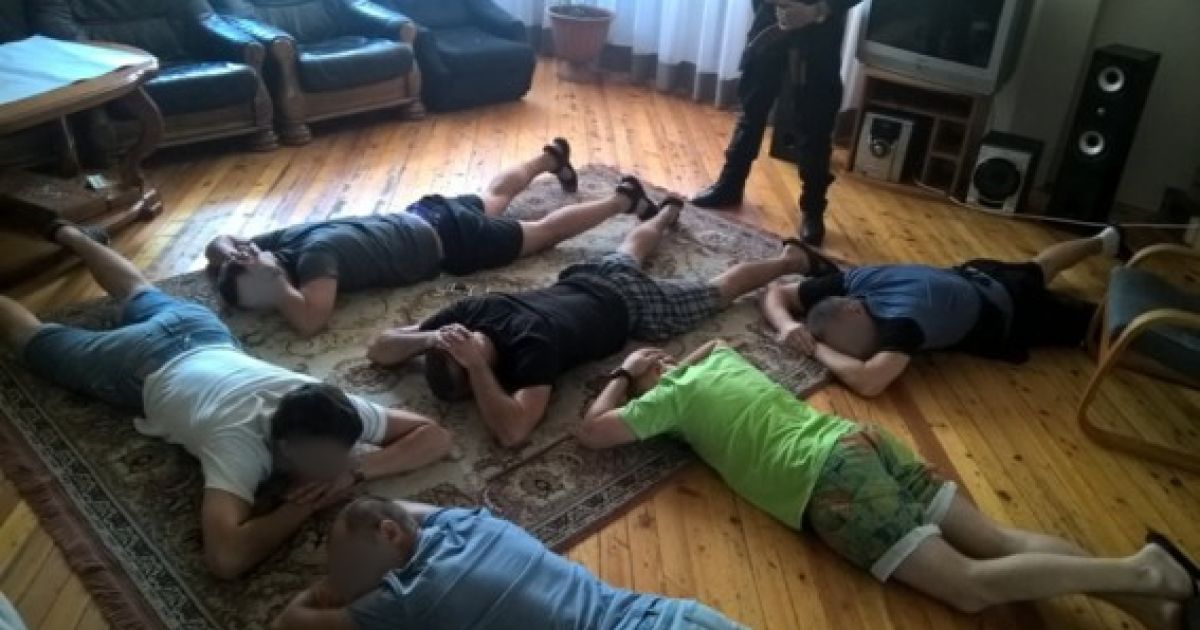 Наручники, запрещенные психотропы и подвалы. На Киевщине разоблачили сеть центров "лечения" наркозависимых