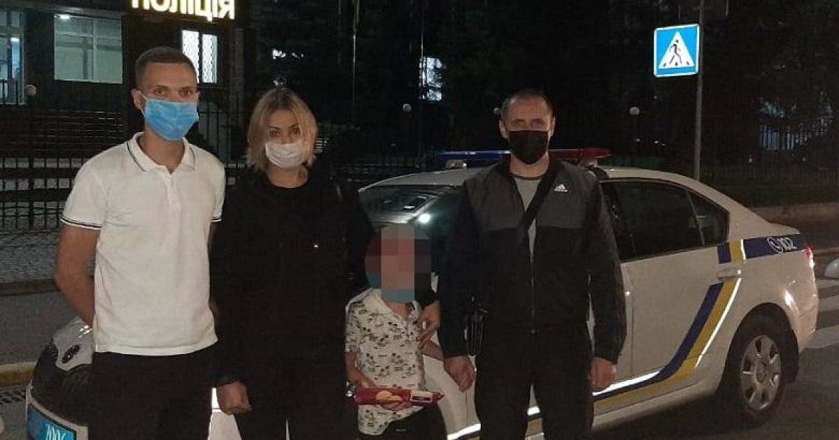 В Киеве ночью полиция нашла маленького мальчика на остановке рядом с пьяной родственницей