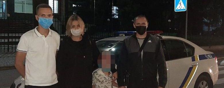 В Киеве ночью полиция нашла маленького мальчика на остановке рядом с пьяной родственницей
