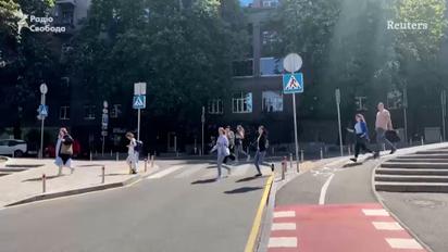 У Киева школьники посреди дня бежали в бомбоубежища, спасаясь от российских ракет