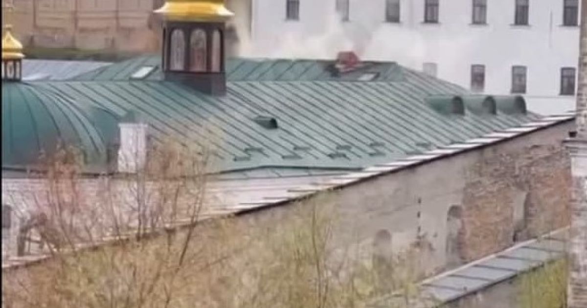 У Києві на території Києво-Печерської лаври горить будівля (відео)
