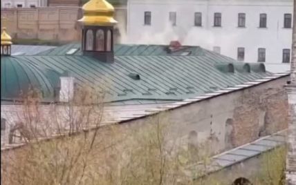 В Киеве на территории Киево-Печерской лавры горит здание (видео)