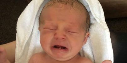 Новорожденный ребенок напугал маму своим первым зубом