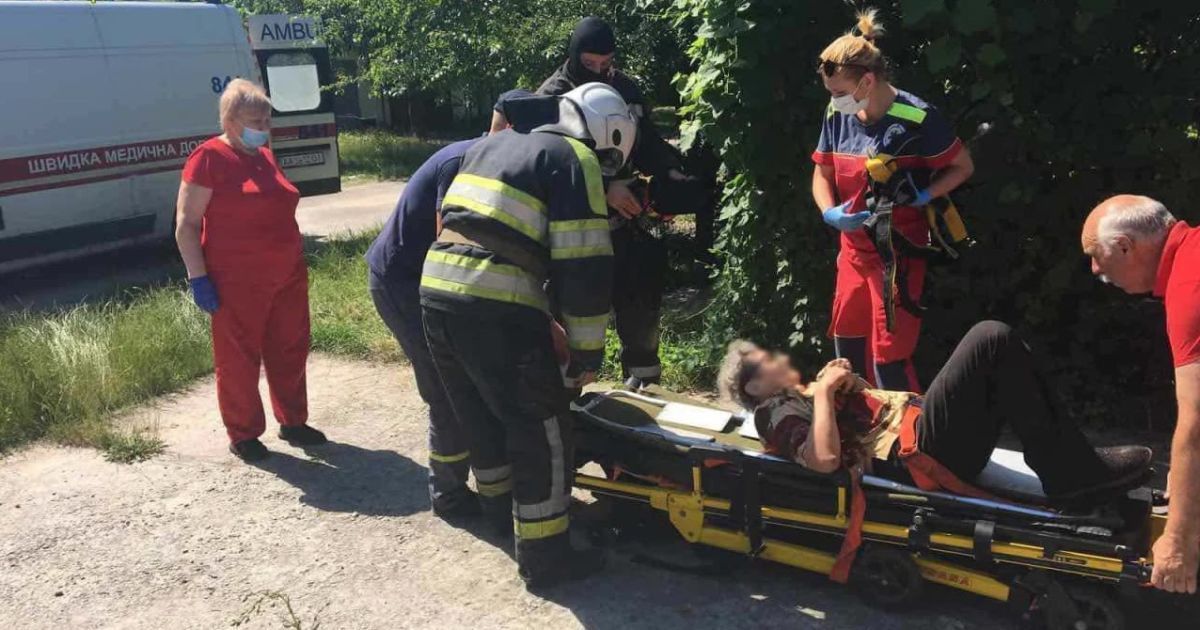Під Києвом пенсіонерка впала у льох і через отриманий перелом не могла вибратися (фото)