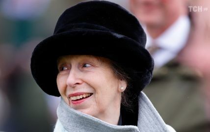 Какая элегантная: принцесса Анна в сером пальто и меховой шляпе на скачках