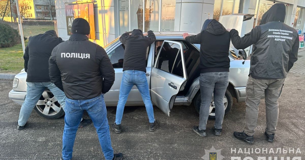 Затримання організаторів схеми незаконного виїзду чоловіків за кордон