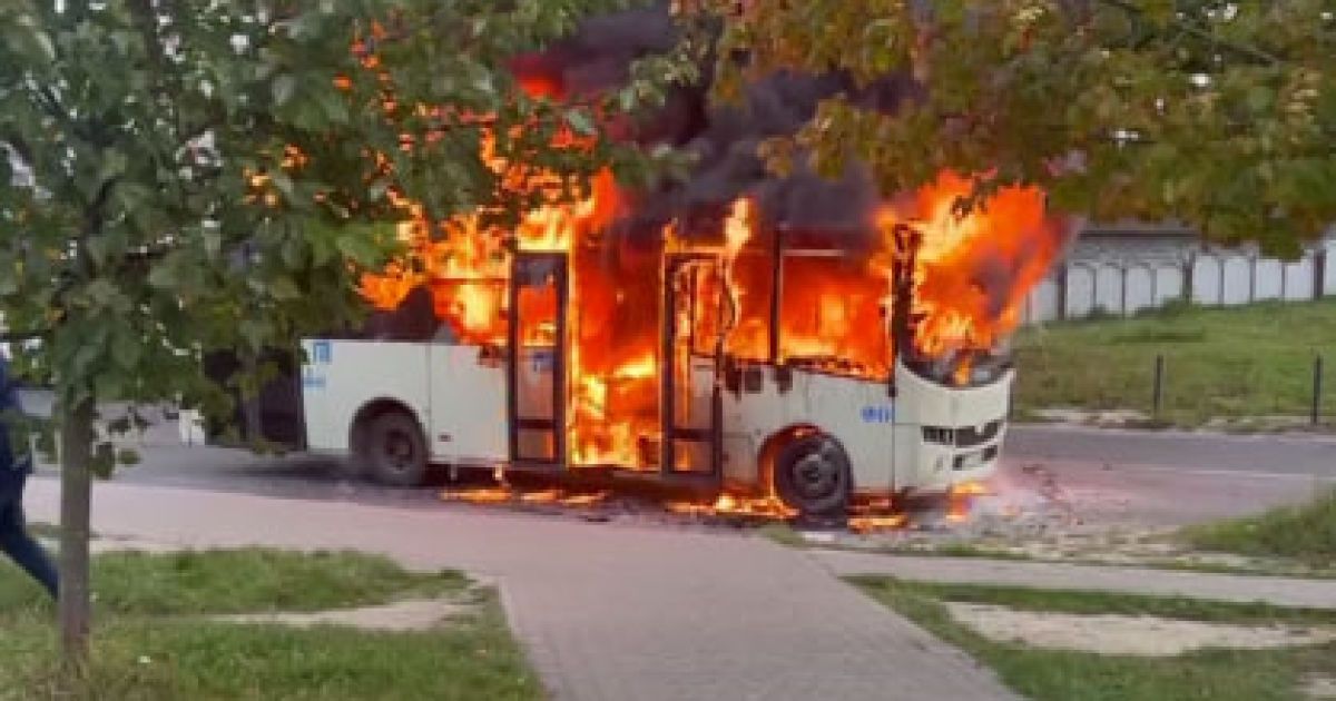 У Львові горить маршрутка. ФОТО: скрин
